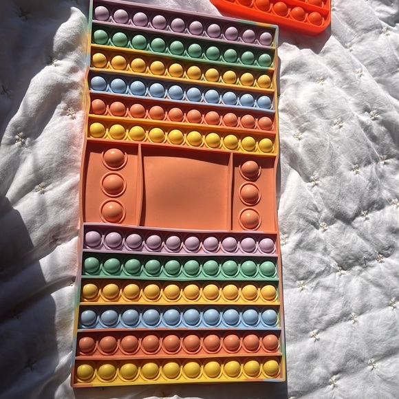 FIDGETS - Picture 4 of 4